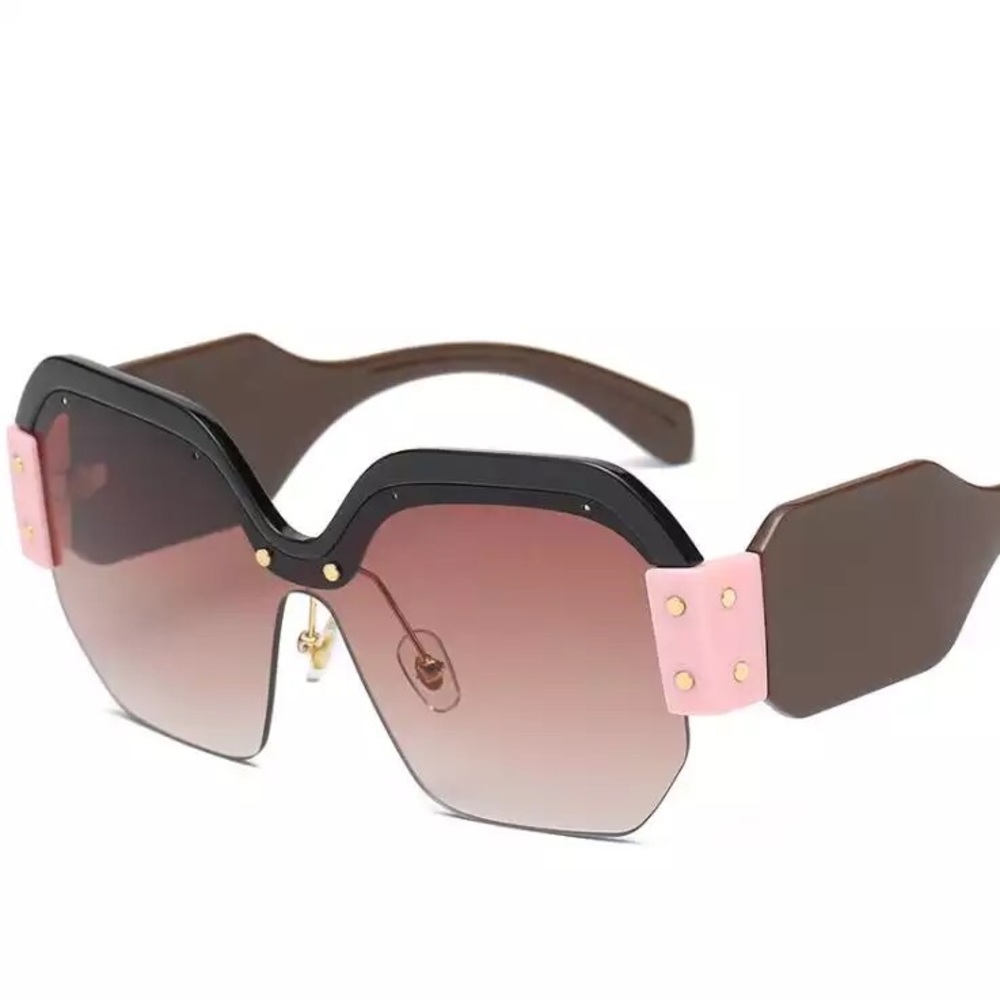Chic sunglasses 😎 - Picture 3 of 5